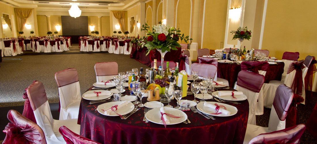 Un elegante salón de banquetes ofrece asientos para 150 comensales al mismo tiempo.